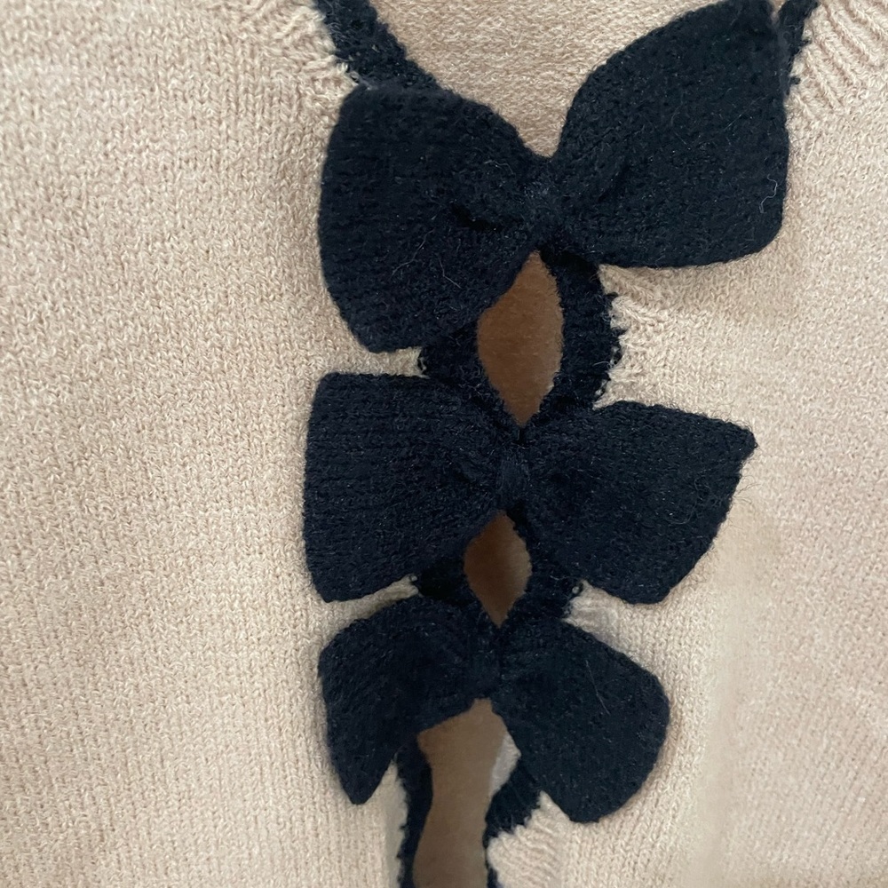 Commense Knit Contrast Wave Trim Bow Sweater Size Medium Tan and Black - Picture 6 of 12